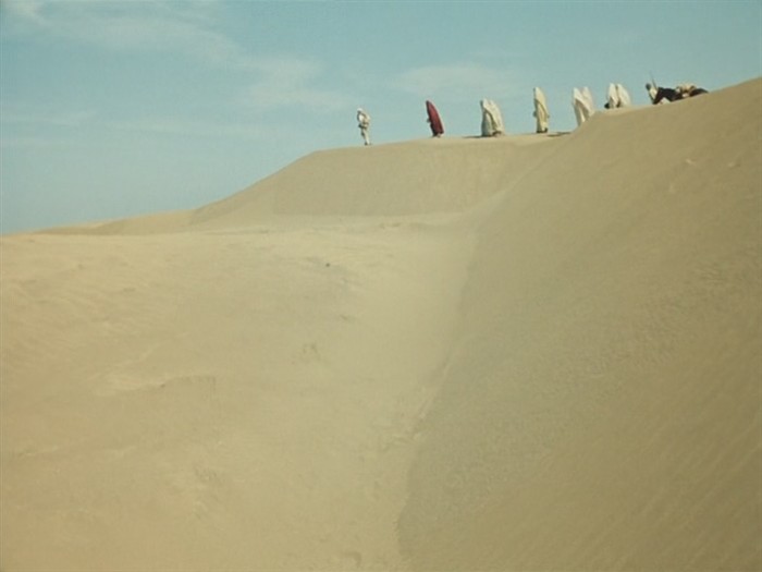 таможенник в белом солнце пустыни